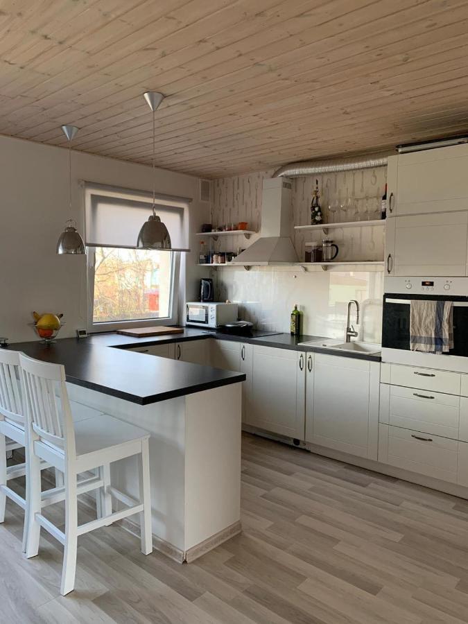 Modern Cozy 2 Bedroom Apartment Near City Center Parnu Bagian luar foto